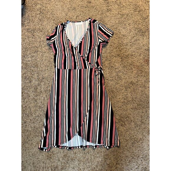 Dresses & Skirts - 🌴Bobbie Brooks med  wrap dress